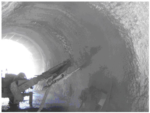 Fig.2-6 State of shotcreting in the test tunnel