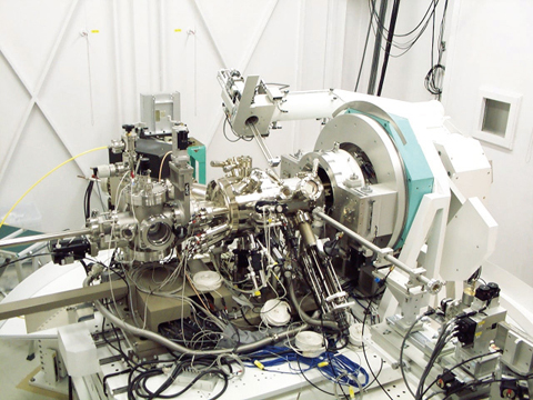 Fig.4-24 X-ray diffractometer integrated with a molecular beam epitaxy chamber