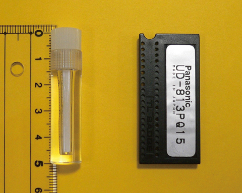 Photo 12-1 Alanine dosimeter (left) and lithium tetra borate dosimeter (right)