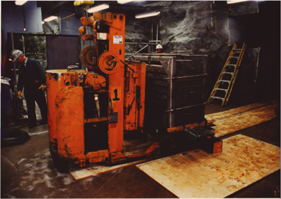 Fig.5-17 Forklift transporting granite block containing natural fracture, quarried at a depth of 240m