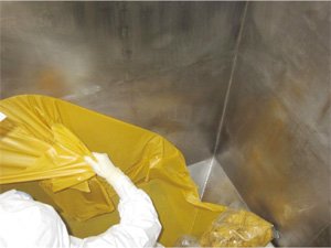 This photograph shows the state of decontamination of a tank obtained using a commercially available decontamination reagent. The commercially available decontamination reagent, which became a film, is peeled off in the figure.
