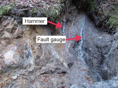 Fig.3-14　Outcrop of fault gauge (Sakai Toge fault, Nagano prefecture)