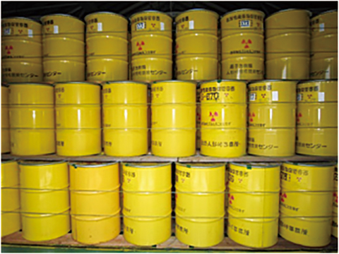 Fig.8-6　Drums for storing sludge-like uranium-bearing waste