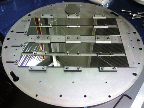 図4-38　原子力機構イオンビームスパッタ装置の基板ホルダ（500mmφ）とスーパーミラー成膜済みのガラス基板（50×400mm、4枚）