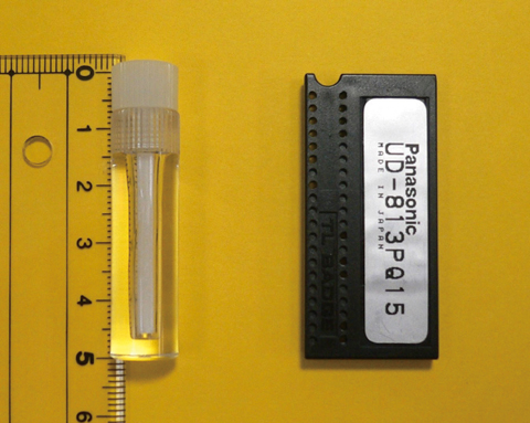 写真12-1　アラニン線量計（左）とホウ酸リチウム線量計（右）