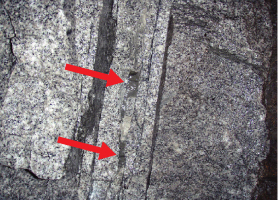 図14-23　岩盤に注入したセメントの充てん・固化状況