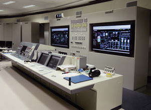計測制御系統の据付を完了したJMTR制御室