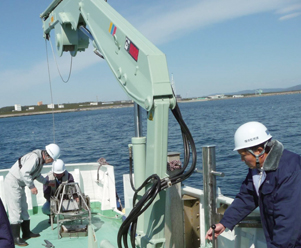 モニタリング船による海底土採取