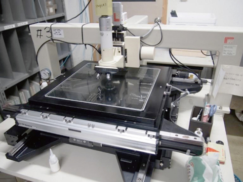 図３-７　写真乾板を解析する光学顕微鏡